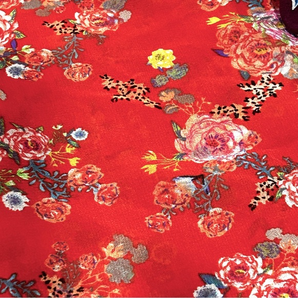 CABI “Crush” Ruffle V Neck Sleeveless Soft Feminine Rose Print on Bold Red Top M - Picture 6 of 9